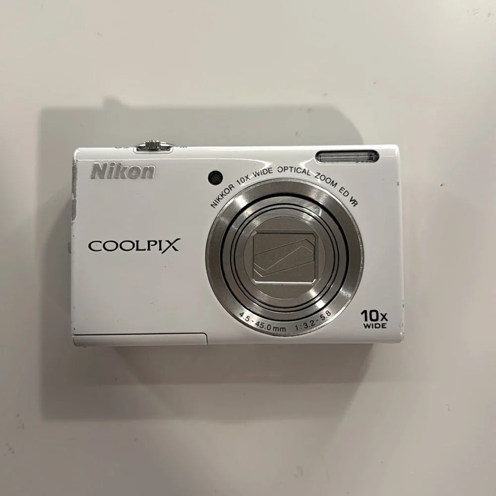 Nikon coolpix 26200 - with memory card and battery (has some damages)